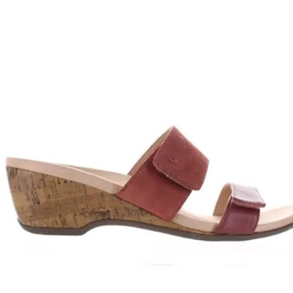 NWOB Vionic Bayu Women’s Leather Slip On Wedge Size 8